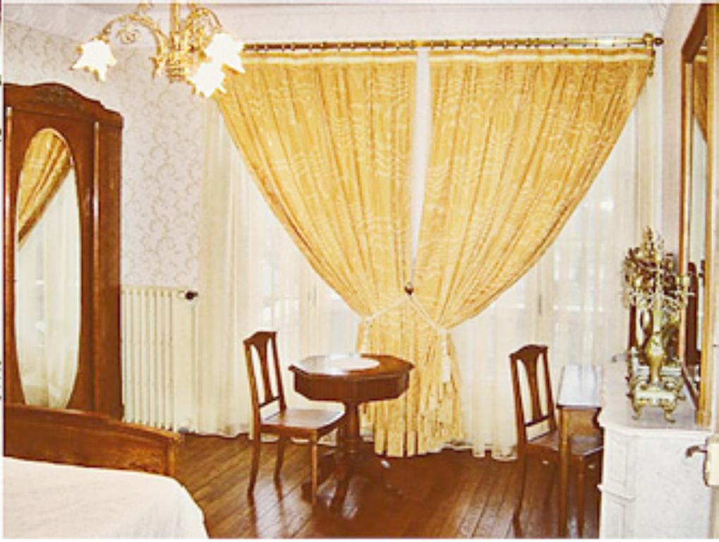 Le Terrondou Hotell Vic-sur-Cère Rum bild